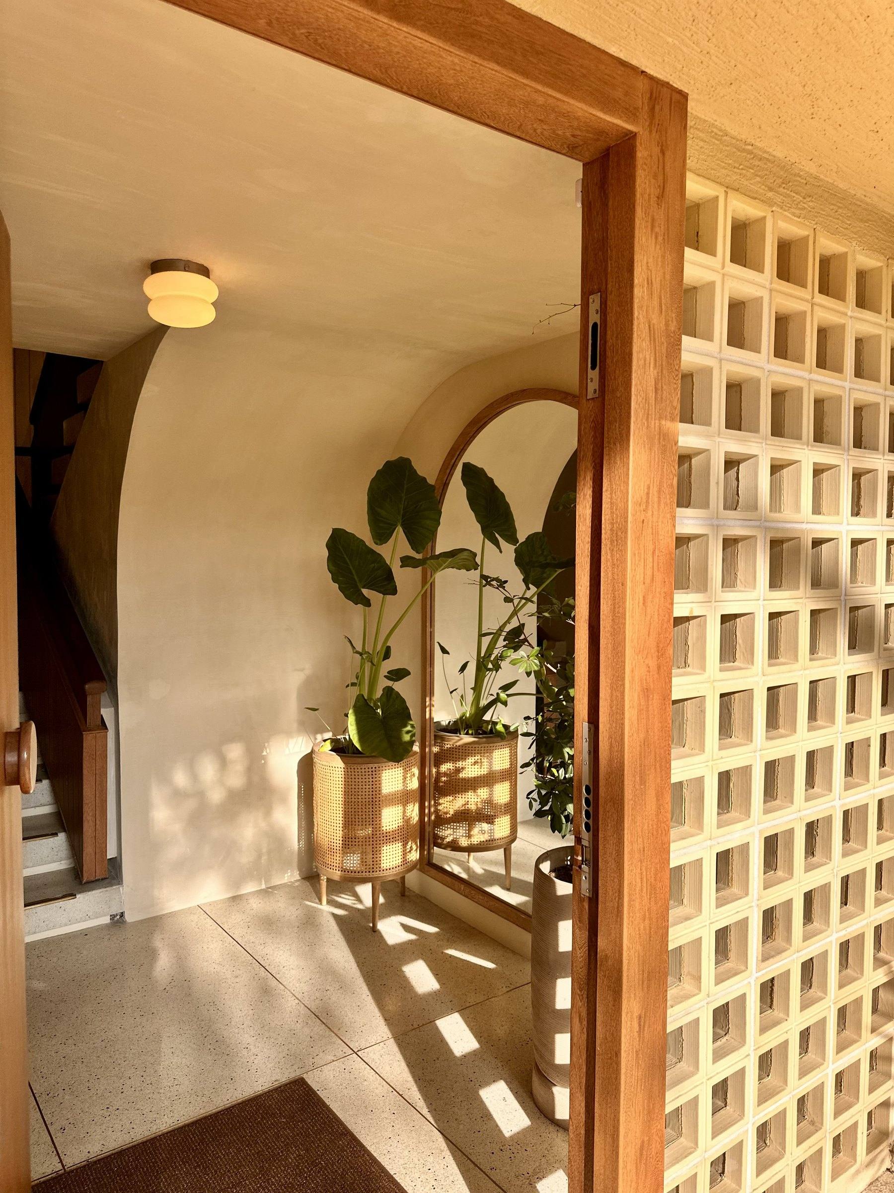 Entrada de la casa con celosía